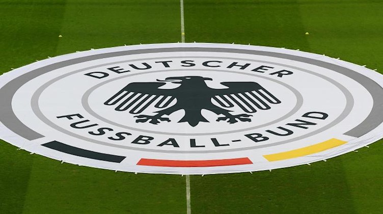 Das Logo des DFB. Foto: Hendrik Schmidt/dpa/Symbolbild