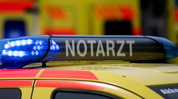Ein Notarztwagen steht mit eingeschaltetem Blaulicht. Foto: Monika Skolimowska/dpa-Zentralbild/dpa/Symbolbild