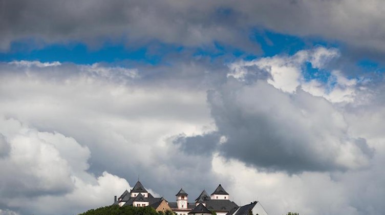 Wolken ziehen über Schloss Augustusburg. Foto: Jan Woitas/dpa-Zentralbild/ZB/Archiv