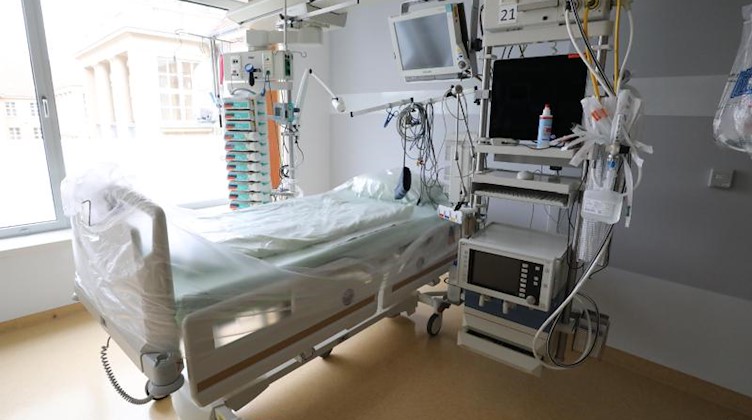 Ein Intensivbett in einem Krankenhaus. Foto: Bernd Wüstneck/dpa-Zentralbild/dpa/Archivbild