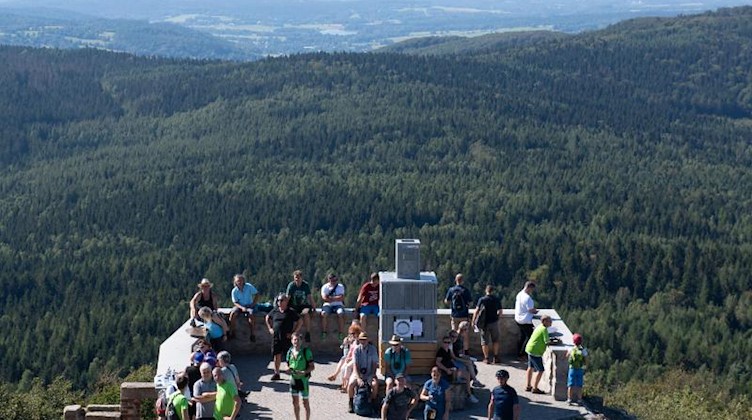 Besucher stehen auf der Aussichtsplattform des Lausche-Turms auf der Lausche. Foto: Sebastian Kahnert/dpa-Zentralbild/dpa/Archivbild