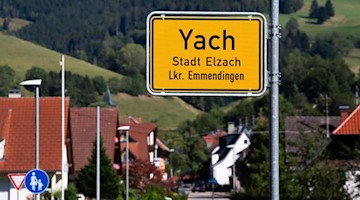 Ein Schild markiert den Ortseingang des Elzacher Ortsteils Yach. Foto: Philipp von Ditfurth/dpa/Archivbild