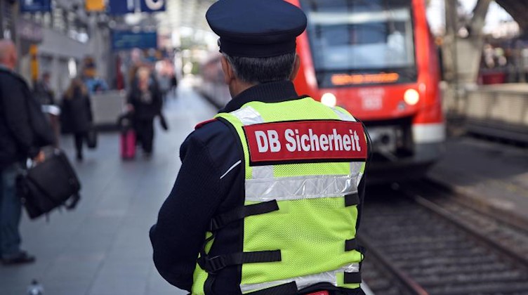 Ein Mitarbeiter des Sicherheitsdienstes der Deutschen Bahn steht an einem Bahnhof. Foto: picture alliance/Henning Kaiser/dpa/Archivbild