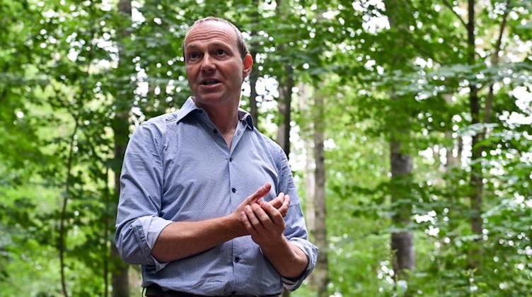Wolfram Günther (Grüne), Umweltminister von Sachsen, steht im Auwald. Foto: Hendrik Schmidt/dpa-Zentralbild/ZB