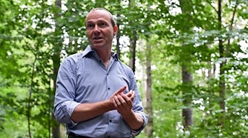 Wolfram Günther (Grüne), Umweltminister von Sachsen, steht im Auwald. Foto: Hendrik Schmidt/dpa-Zentralbild/ZB
