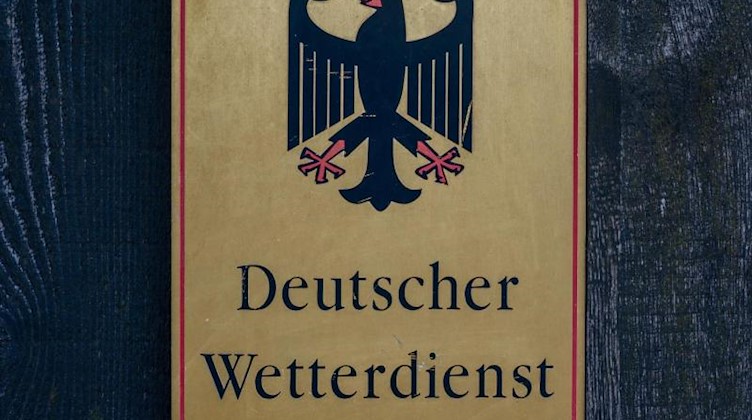 «Deutscher Wetterdienst» steht auf dem Brocken auf einem Dienstschild am Gebäude des Deutschen Wetterdienstes (DWD). Foto: Klaus-Dietmar Gabbert/dpa-Zentralbild/ZB/Archivbild