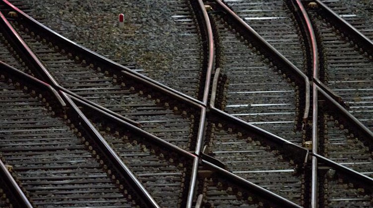 Gleise sind vor einem Hauptbahnhof zu sehen. Foto: Hendrik Schmidt/zb/dpa/Symbolbild