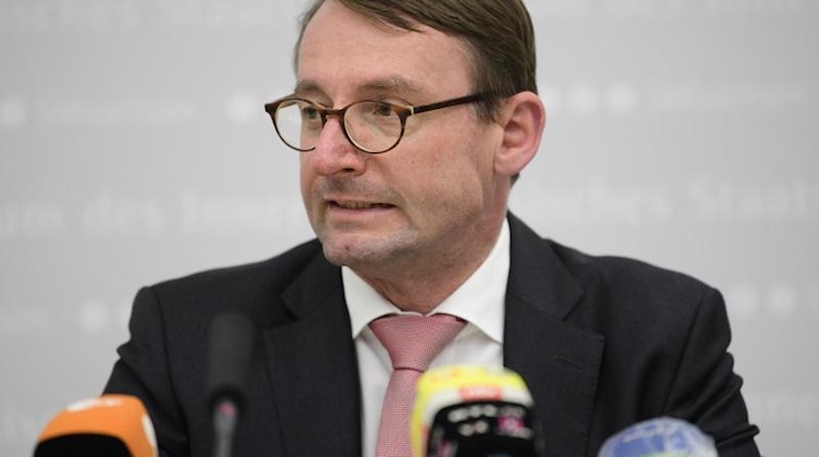 Sachsens Innenminister Roland Wöller (CDU) spricht bei einer Pressekonferenz. Foto: Robert Michael/dpa-Zentralbild/dpa/Archivbild