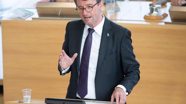 Sachsens Innenminister Roland Wöller (CDU) spricht im Landtag zu den Abgeordneten. Foto: Sebastian Kahnert/dpa-Zentralbild/dpa/Archivbild