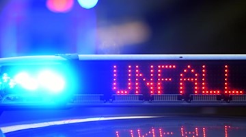 Ein Polizeiwagen steht mit eingeschaltetem Blaulicht an einem Unfallort. Foto: picture alliance/Stefan Puchner/dpa/Symbolbild