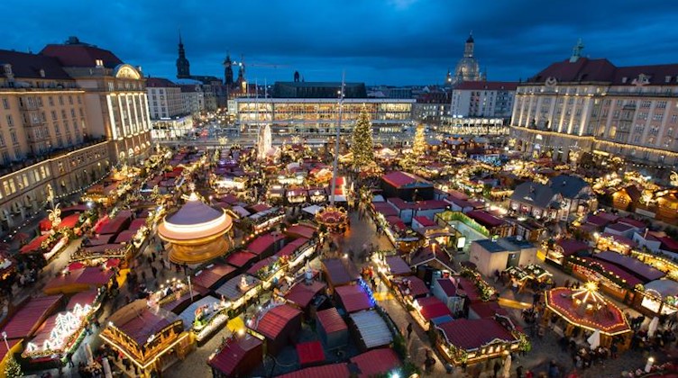 Blick auf den 585. Dresdner Striezelmarkt am Abend. Foto: Robert Michael/dpa-Zentralbild/dpa/Archivbild