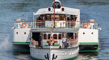 Der historische Schaufelraddampfer «Dresden» der Sächsischen Dampfschiffahrt (SDS) fährt auf der Elbe. Foto: Robert Michael/dpa-Zentralbild/dpa