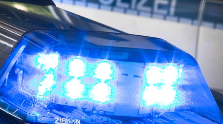 Ein Blaulicht leuchtet auf dem Dach eines Polizeiwagens. Foto: Friso Gentsch/dpa/Archivbild/Symbolbild