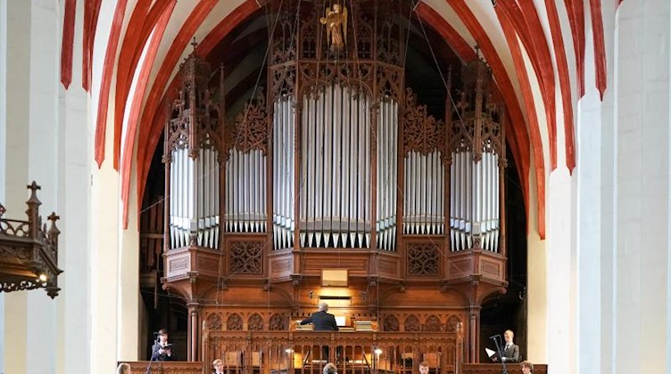 Mitglieder des Thomanerchors singen in der Leipziger Thomaskirche mit dem vorgeschriebenen Abstand. Foto: Peter Endig/dpa-Zentralbild/dpa/Archivbild
