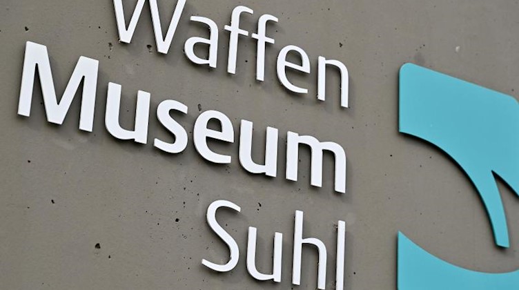 Waffenmuseum Suhl steht am Eingang des Hauses. Foto: Martin Schutt/dpa-Zentralbild/dpa