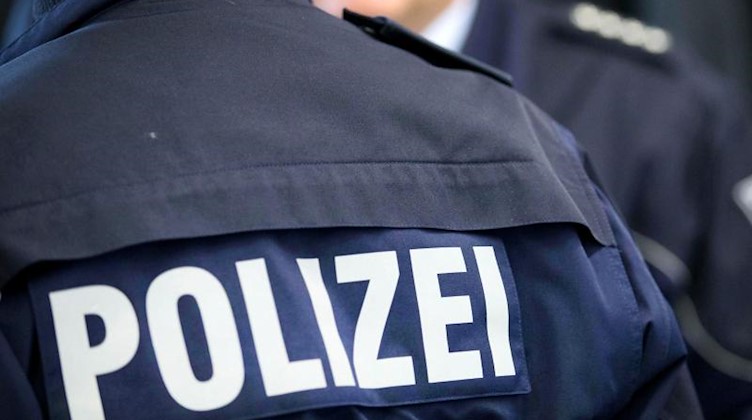 Zwei Polizisten stehen beieinander. Foto: Friso Gentsch/dpa/Symbolbild
