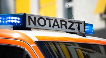 Ein Notarztwagen steht mit Blaulicht an einem Unfallort. Foto: Lisa Ducret/dpa/Symbolbild