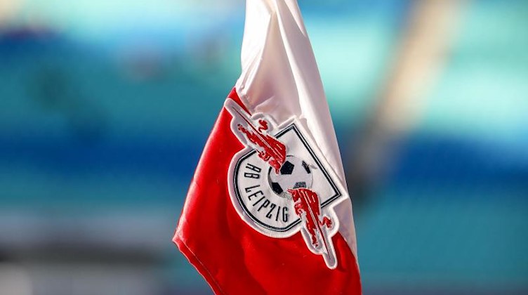 RB Leipzigs Logo auf einer Eckfahne. Foto: Jan Woitas/dpa-Zentralbild/dpa/Archiv