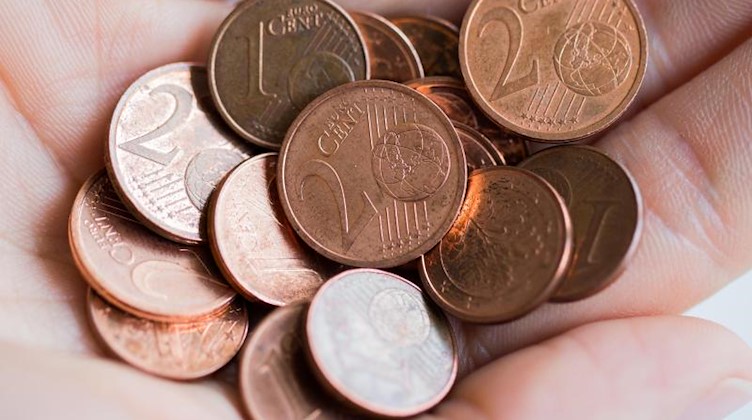 1 Cent und 2 Cent Münzen werden in einer Hand gehalten. Foto: Rolf Vennenbernd/dpa/Symbol