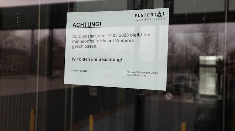 Ein Hinweisschild zur Schließung einer Sporthalle hängt am Eingang. Foto: Bodo Schackow/dpa-Zentralbild/dpa/Symbolbild