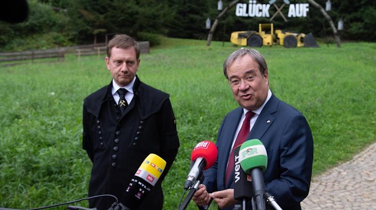 Die Ministerpräsidenten von NRW bzw. Sachsen, Armin Laschet (CDU, r) und Michael Kretschmer (CDU). Foto: Sebastian Kahnert/dpa-Zentralbild/dpa