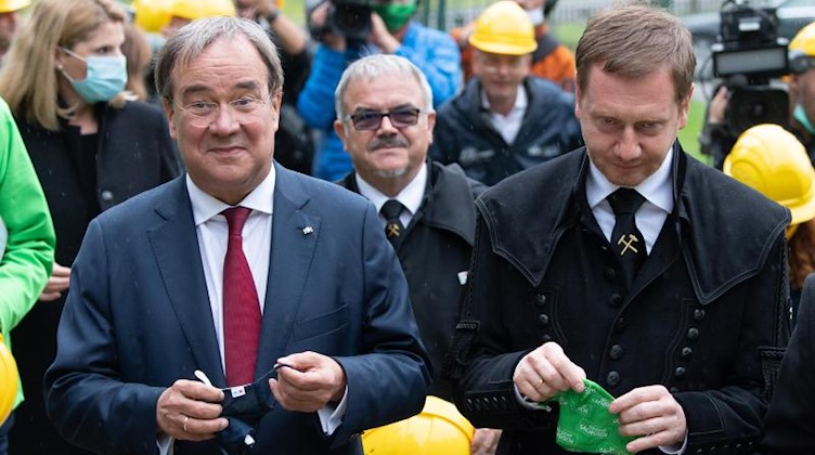 Michael Kretschmer (CDU, r) mit NRW-Ministerpräsident Armin Laschet (CDU). Foto: Sebastian Kahnert/dpa-Zentralbild/dpa