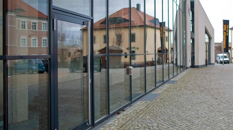Die Glasfassade des Deutsch-Sorbischen Volkstheaters. Foto: Oliver Killig/dpa-Zentralbild/dpa/Archivbild