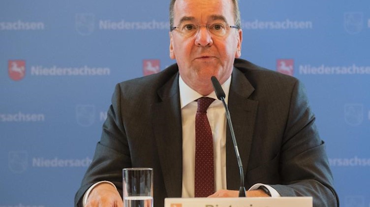 Boris Pistorius (SPD), Innenminister Niedersachsen, spricht. Foto: Julian Stratenschulte/dpa