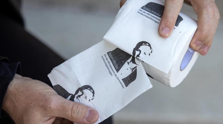 Michael Fischer-Art verteilt von ihm signierte Toilettenpapierrollen mit einem Foto von Björn Höcke. Foto: Michael Reichel/dpa-Zentralbild/dpa