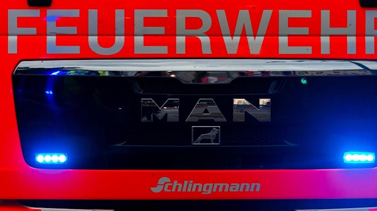 Blick auf einen Einsatzwagen der Feuerwehr. Foto: Mohssen Assanimoghaddam/dpa/Symbolbild
