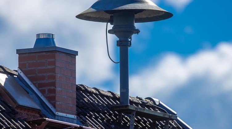 Eine Alarmsirene steht auf einem Hausdach. Foto: Jens Büttner/dpa-Zentralbild/dpa/Archivbild