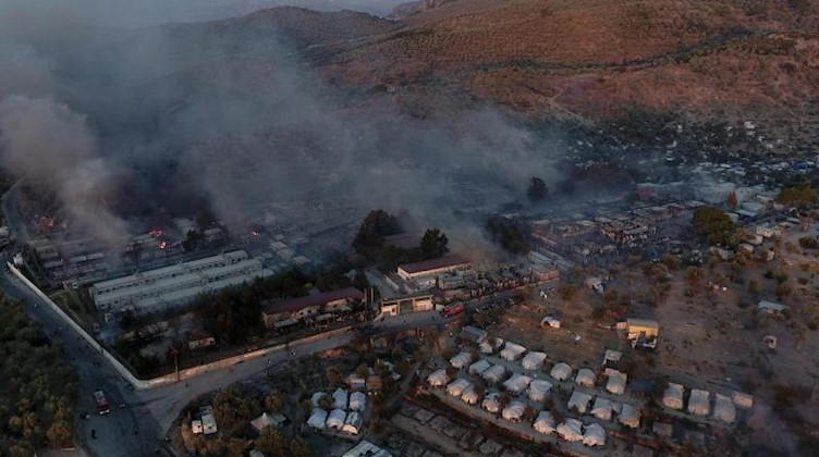 Rauch steigt aus Container-Häuser und Zelten im Flüchtlingslager Moria auf. Foto: Panagiotis Balaskas/AP/dpa/Archivbild