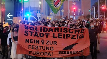 1800 Menschen demonstrieren nach Brand in Flüchtlingslager