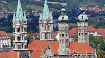 Die vier Türme des Doms ragen markant über die Dächer der Stadt Naumburg. Foto: Hendrik Schmidt/ZB/dpa/Archivbild