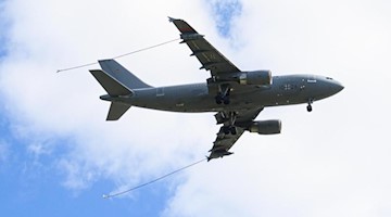 Ein zum Tankflugzeug umgebauter Airbus A310 von der Luftwaffe der Bundeswehr fliegt mit herausgelassenen Tankschläuchen. Foto: Robert Michael/dpa-Zentralbild/dpa/Aktuell