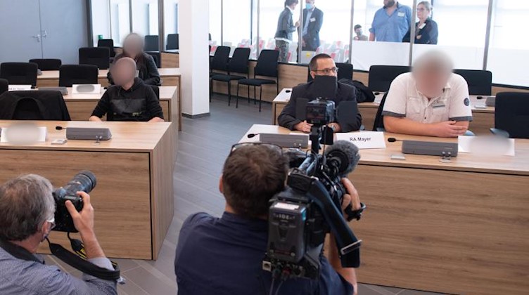 Die Angeklagten sitzen vor Prozessbeginn im Verhandlungssaal des Oberlandesgerichts (OLG). Foto: Sebastian Kahnert/dpa-Zentralbild/dpa/Archivbild