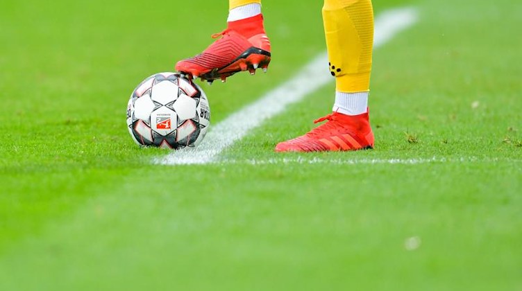 Ein Fußballer kickt den Ball. Foto: Uwe Anspach/dpa/Symbolbild