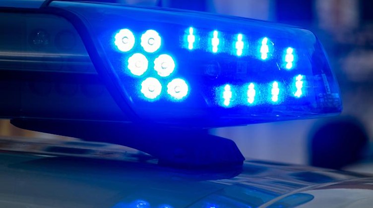 Ein Blaulicht der Polizei leuchtet auf. Foto: Klaus-Dietmar Gabbert/dpa-Zentralbild/ZB
