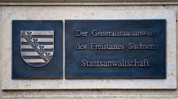 "Der Generalstaatsanwalt des Freistaates Sachsen - Staatsanwaltschaft" steht auf einer Tafel am Amtsgericht in Dresden. Foto: Arno Burgi/dpa-Zentralbild/dpa