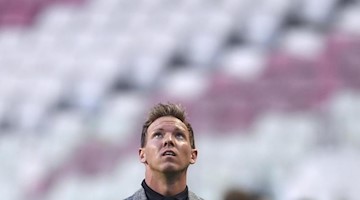 Julian Nagelsmann, Trainer von RB Leipzig, steht in einem Stadion. Foto: David Ramos/POOL GETTY/AP/dpa