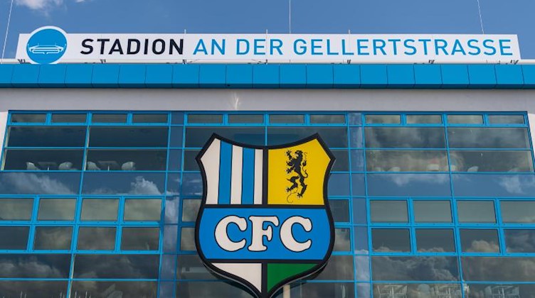 Das Logo des Chemnitzer FC prangt am Stadion. Foto: Robert Michael/dpa-Zentralbild/dpa/Symbolbild