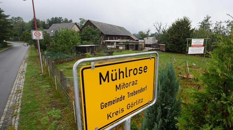 Das Ortseingangschild von Mühlrose. Foto: Robert Michael/dpa-Zentralbild/dpa