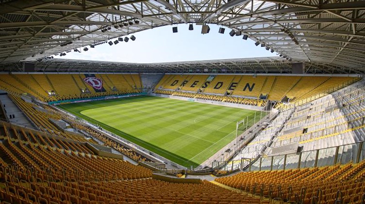 Blick in das leere Rudolf-Harbig-Stadion. Foto: Robert Michael/dpa-Zentralbild/dpa/Archivbild