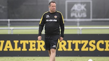 Dynamos Trainer Markus Kauczinski läuft über den Trainingsplatz. Foto: Robert Michael/dpa-Zentralbild/dpa/Archivbild