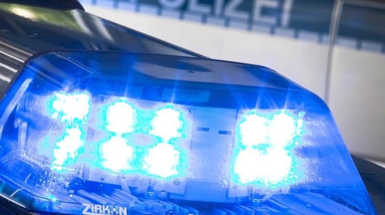 Ein Blaulicht leuchtet am auf dem Dach eines Polizeiwagens. Foto: Friso Gentsch/dpa/Symbol