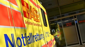 Ein Rettungswagen steht bereit. Foto: Jens Kalaene/zb/dpa