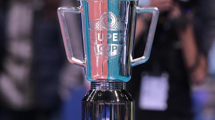 Der Supercup-Pokal steht vor der Siegerehrung in der Arena. Foto: picture alliance / Silas Stein/dpa/Archivbild