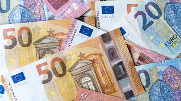 Zahlreiche Banknoten zu 10, 20 und 50 Euro liegen auf einem Tisch. Foto: Monika Skolimowska/dpa-Zentralbild/dpa/Symbol