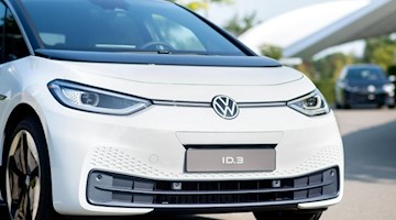 Ein neuer VW ID.3 steht bei einem Pressetermin. Foto: Hauke-Christian Dittrich/dpa