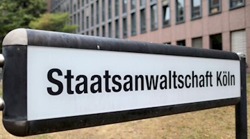 Ein Schild steht vor dem Sitz der Kölner Staatsanwaltschaft. Foto: Oliver Berg/dpa/Archivbild
